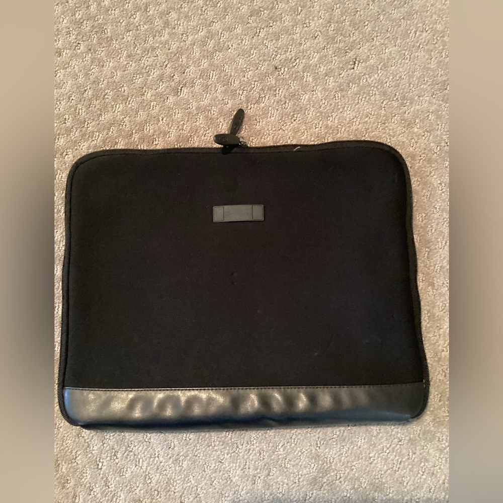 Shoreline padded laptop sleeve,zipper close,inside pocket, elastic to secure